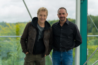 Schauspieler Max Müller und Autor Roland Zingerle bei einem gemeinsamen Fototermin vor der Krimi-Matinée „Mörderisches Halleluja“ in Althofen / Kärnten.